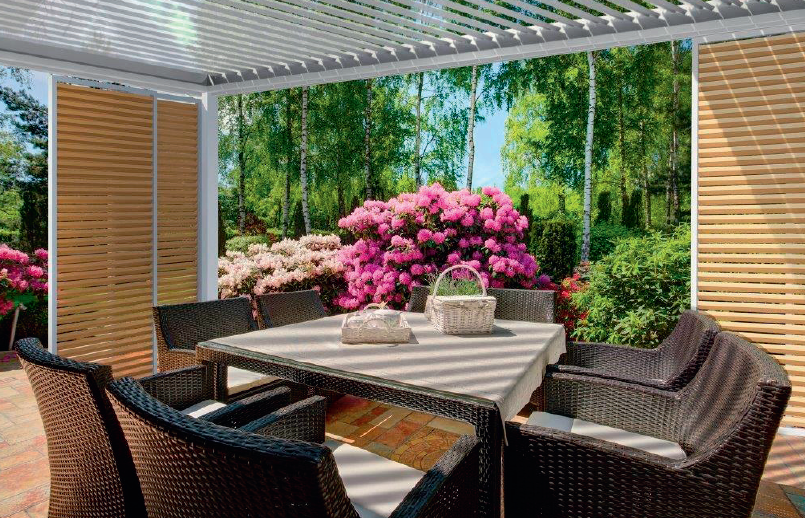 Pergola lamelowa z okiennicami przesuwnymi w ścianach bocznych Pergola lamelowa z okiennicami przesuwnymi w ścianach bocznych