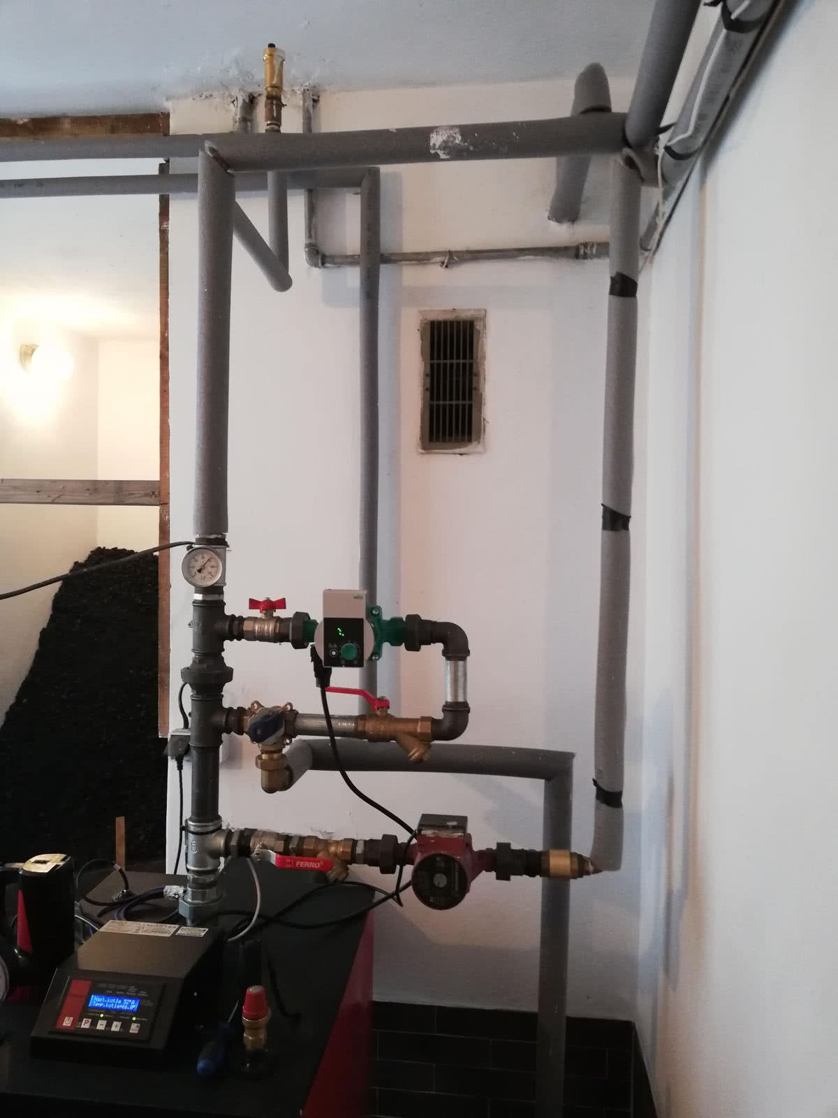 Odpowietrznik na przewodzie grzewczym w instalacji centralnego ogrzewania. fot. forum.budujemydom.pl Odpowietrznik na przewodzie grzewczym w instalacji centralnego ogrzewania. fot. forum.budujemydom.pl
