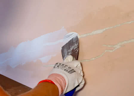 Szpachlowanie ubytków w tynku szpachlą ACRYL-PUTZ® przed nałożeniem gładzi, fot. Andrzej Papliński