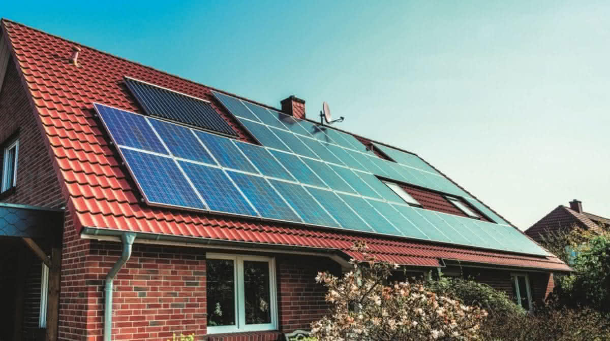 Na instalację fotowoltaiczną trzeba będzie przeznaczyć ok. 25 m2 połaci dachowej dla mocy ok. 5 kWP. Na instalację fotowoltaiczną trzeba będzie przeznaczyć ok. 25 m2 połaci dachowej dla mocy ok. 5 kWP.