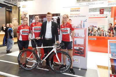 Największe emocje przy stoisku Soudal wzbudziła jednak obecność lidera drużyny kolarzy Lotto Soudal, André Greipela. Największe emocje przy stoisku Soudal wzbudziła jednak obecność lidera drużyny kolarzy Lotto Soudal, André Greipela.