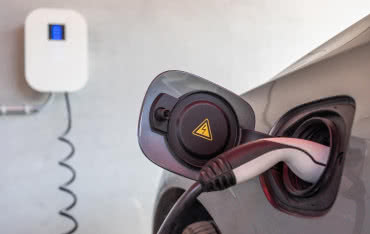 Słońce w baku. Jak efektywnie ładować samochód elektryczny z domowej fotowoltaiki? 