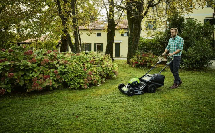 Kosiarki z większymi kołami zdecydowanie łatwiej się prowadzi Kosiarki z większymi kołami zdecydowanie łatwiej się prowadzi