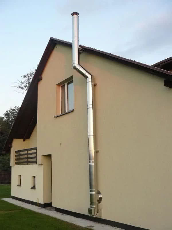 Komin stalowy dwuścienny montowany na zewnątrz budynku. Fot. Komin-Flex Komin stalowy dwuścienny montowany na zewnątrz budynku. Fot. Komin-Flex