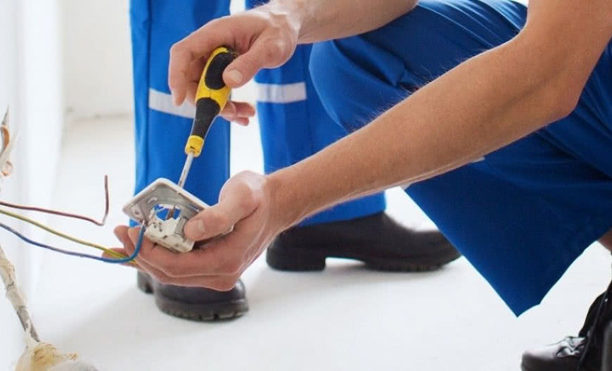 Wyłączniki i gniazda w domowej instalacji elektrycznej