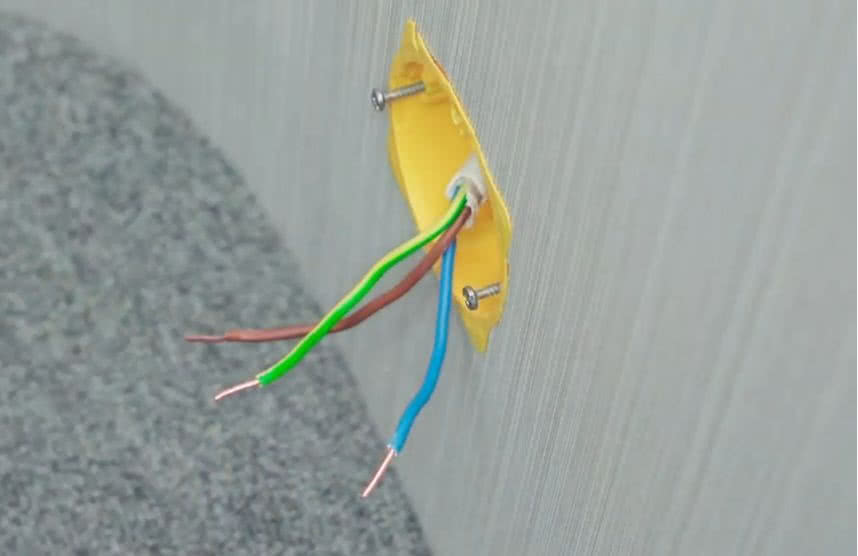 Puszka instalacyjna do montażu osprzętu z widocznymi trzema przewodami . fot. Legrand Puszka instalacyjna do montażu osprzętu z widocznymi trzema przewodami . fot. Legrand