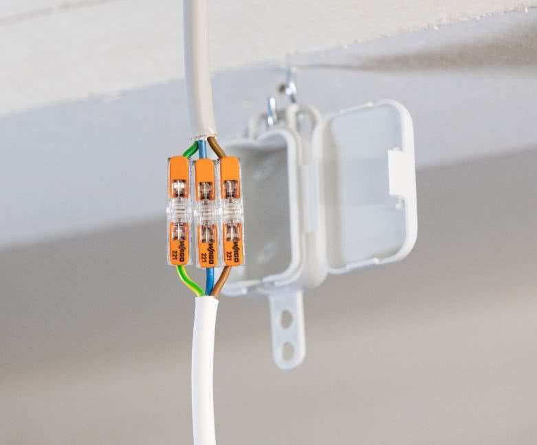 Przewody elektryczne w instalacji 3-żyłowej połączone za pomocą popularnych złączek WAGO 221. fot. WAGO Przewody elektryczne w instalacji 3-żyłowej połączone za pomocą popularnych złączek WAGO 221. fot. WAGO