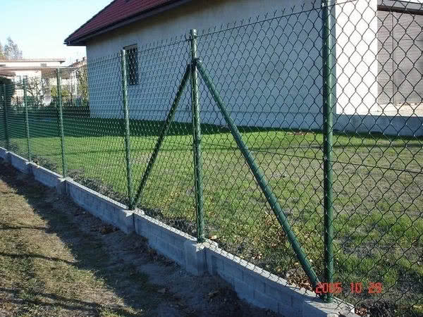 Tradycyjne ogrodzenie z siatki