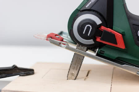 Wycięcie otworu pilarką Nanoblade Advanced Cut 50. Wycięcie otworu pilarką Nanoblade Advanced Cut 50.