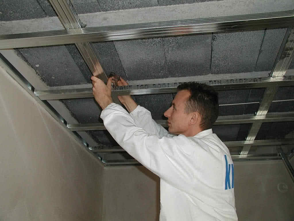 Regulacja poziomu rusztu pod sufit podwieszany. Fot. Knauf Regulacja poziomu rusztu pod sufit podwieszany. Fot. Knauf