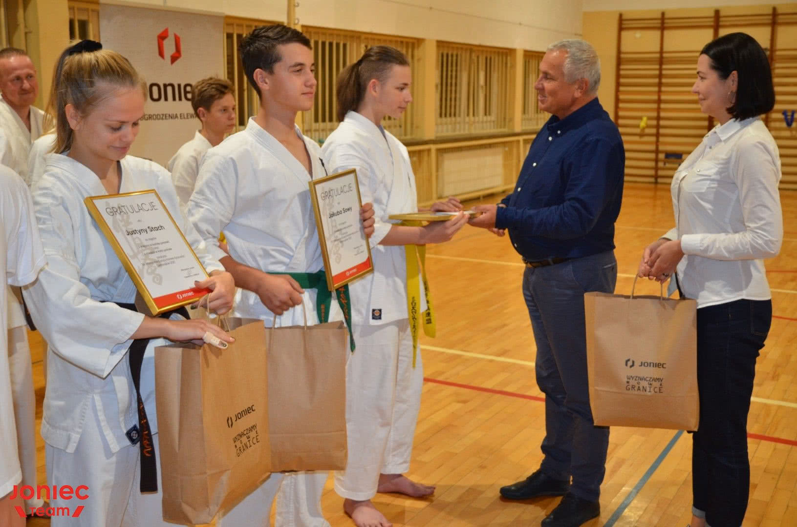 Mieczysław Joniec gratuluje zawodnikom ARS Klub Kyokushinkai – Limanowa Mieczysław Joniec gratuluje zawodnikom ARS Klub Kyokushinkai – Limanowa
