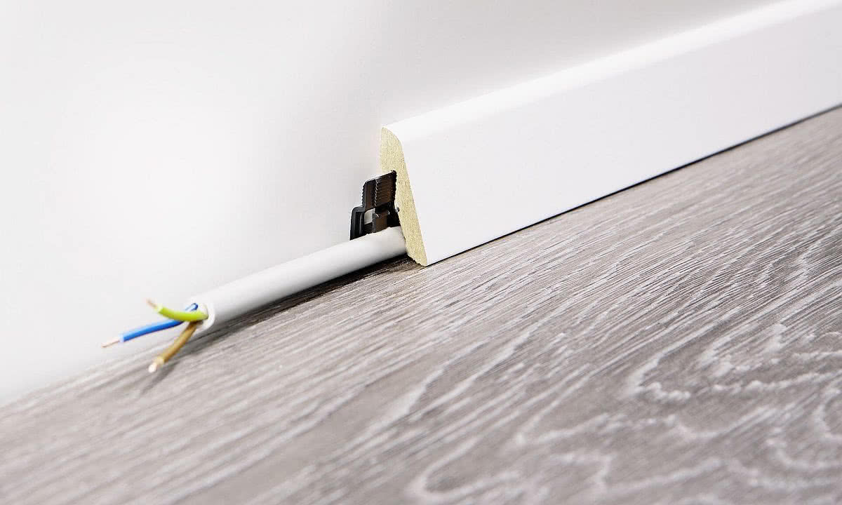 W listwach przypodłogowych można prowadzić instalację elektryczną. fot Windmöller (marka Wineo) W listwach przypodłogowych można prowadzić instalację elektryczną. fot Windmöller (marka Wineo)