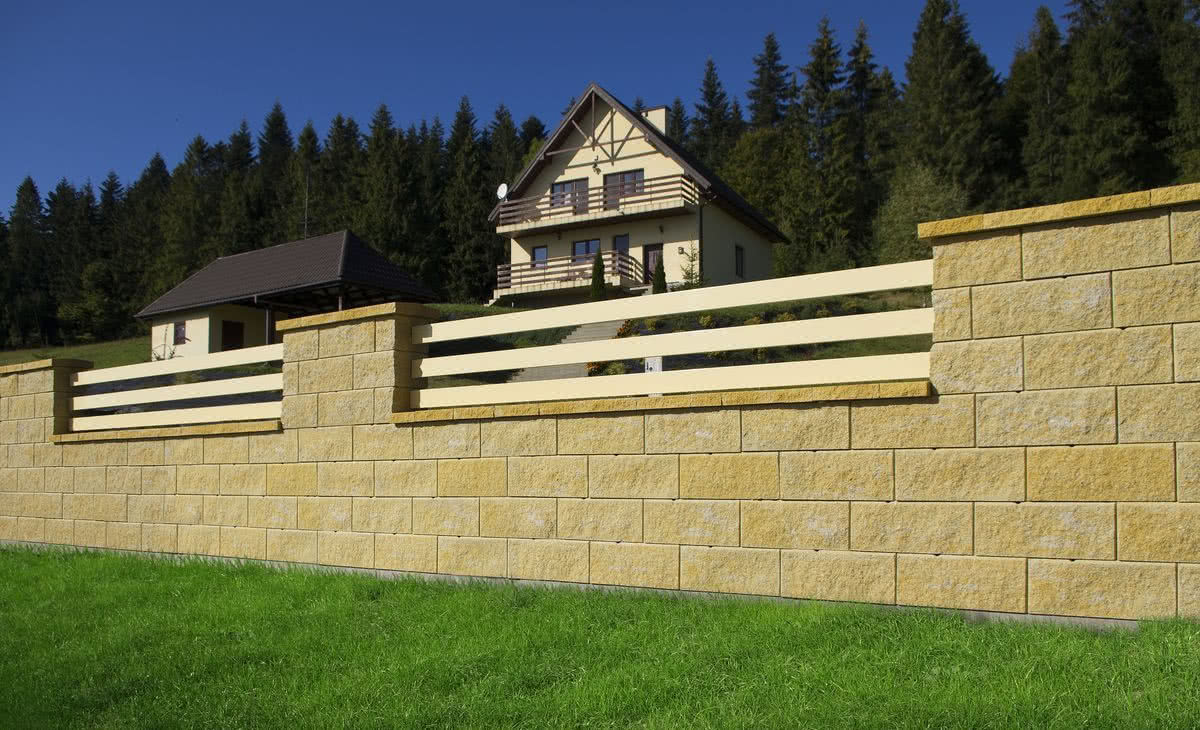 Ogrodzenie z betonowych prefabrykatów Ogrodzenie z betonowych prefabrykatów