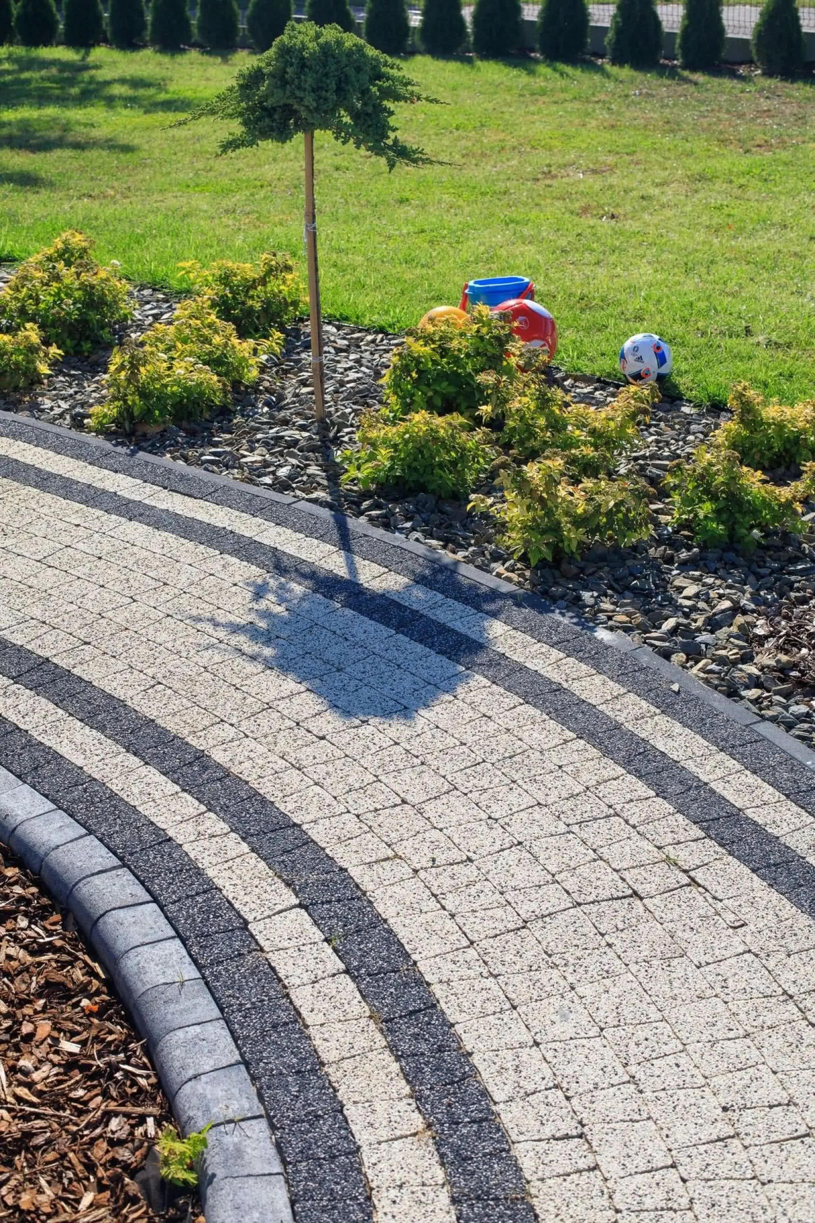 Ścieżka ułożona z kostki Avanti. fot. Polbruk Ścieżka ułożona z kostki Avanti. fot. Polbruk