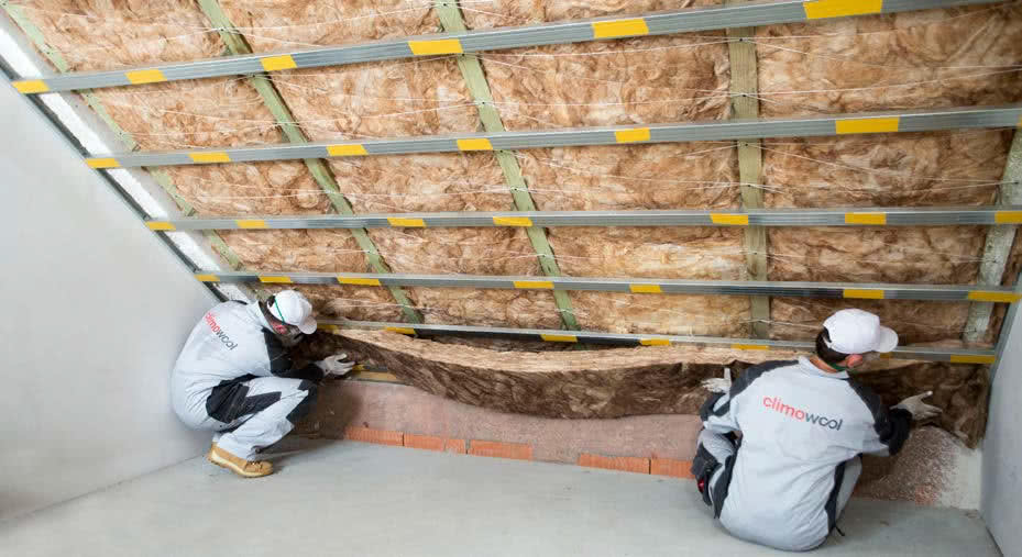 Montaż ocieplenia poddasza - mineralnej wełny szklanej. Montaż ocieplenia poddasza - mineralnej wełny szklanej.