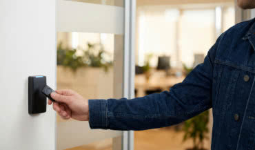 Kontrola dostępu bez kluczy. Dlaczego warto wyposażyć instalację w breloki RFID?