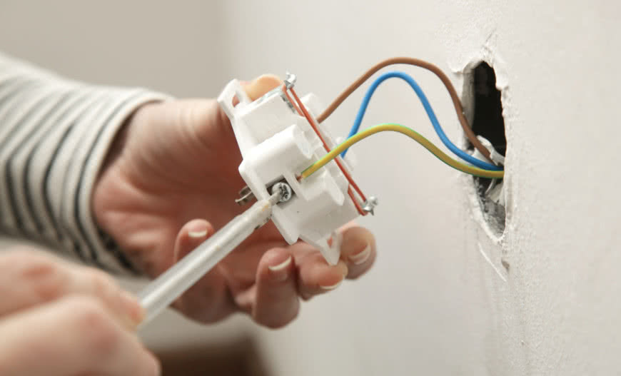 Jak zamontować gniazdko elektryczne krok po kroku? Porady dla początkujących