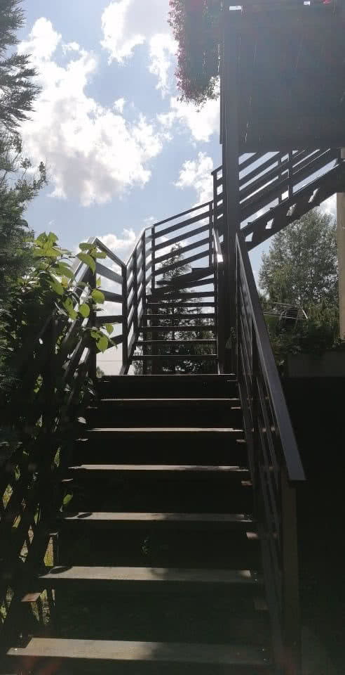 Schody na konstrukcji metalowej ze stopniami drewnianymi - prowadzą na piętro domu. fot. A.Rembisz Schody na konstrukcji metalowej ze stopniami drewnianymi - prowadzą na piętro domu. fot. A.Rembisz