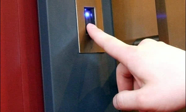 Zastosowanie zamków sprawdzających odcisk palca, czyli wykorzystujących czytniki biometryczne