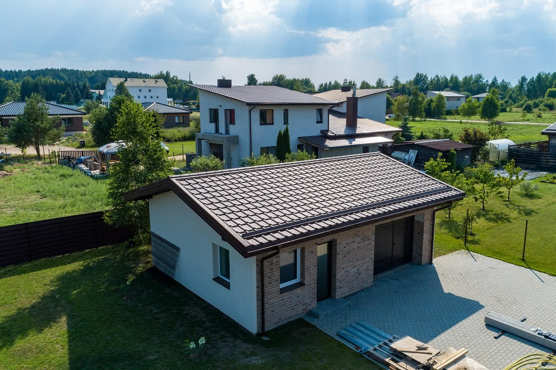 Budynek pokryty blachodachówką Argilla Budynek pokryty blachodachówką Argilla