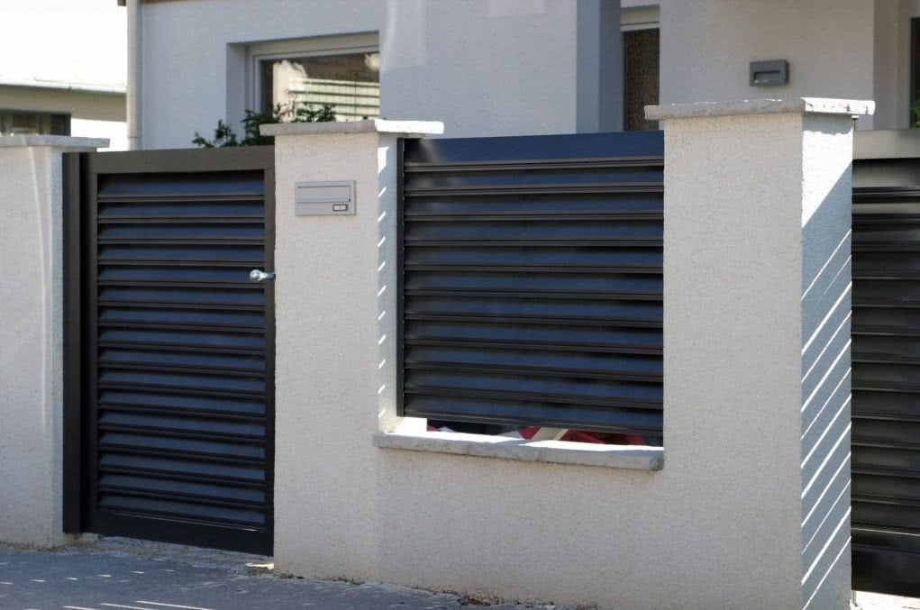 Ogrodzenie z paneli aluminiowych TRENTO z widoczną furtką systemową. fot. GUARDI O.B.A. Ogrodzenie z paneli aluminiowych TRENTO z widoczną furtką systemową. fot. GUARDI O.B.A.