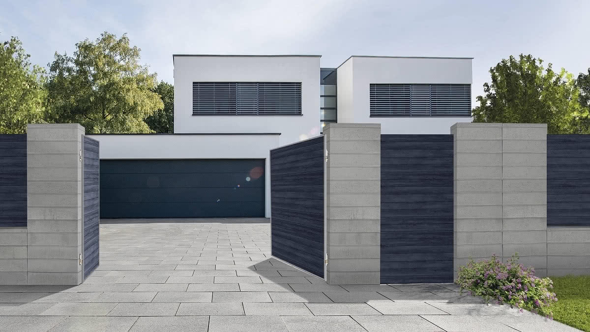 Ogrodzenie z bloczków betonowych z dwuskrzydłową brama wjazdową. fot. Semmelrock Stein+Design Ogrodzenie z bloczków betonowych z dwuskrzydłową brama wjazdową. fot. Semmelrock Stein+Design