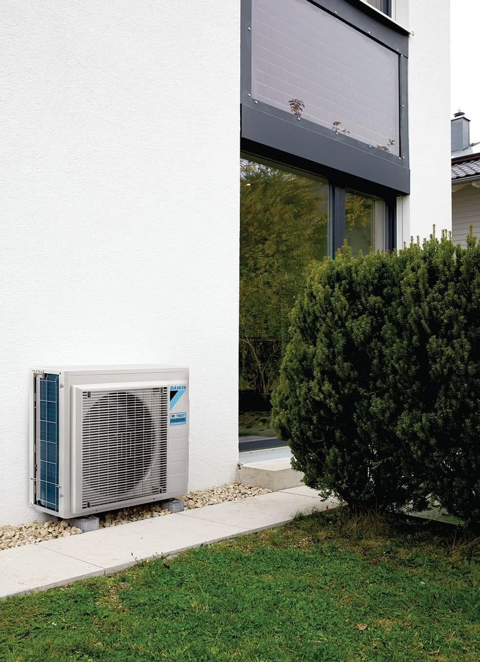 Jednostka zewnętrzna klimatyzatora multi split ustawiona w ogródku Jednostka zewnętrzna klimatyzatora multi split ustawiona w ogródku