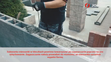 Ręczne zagęszczanie mieszanki betonowej w bloczkach ogrodzeniowych - tzw. sztychowanie, fot. JONIEC® Ręczne zagęszczanie mieszanki betonowej w bloczkach ogrodzeniowych - tzw. sztychowanie, fot. JONIEC®